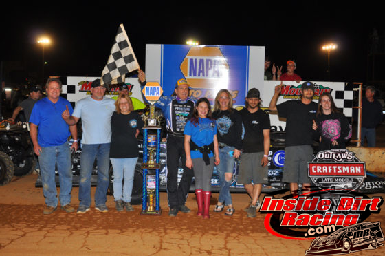 Bloomquist and crew celebrate in Smoky Mountain victory lane